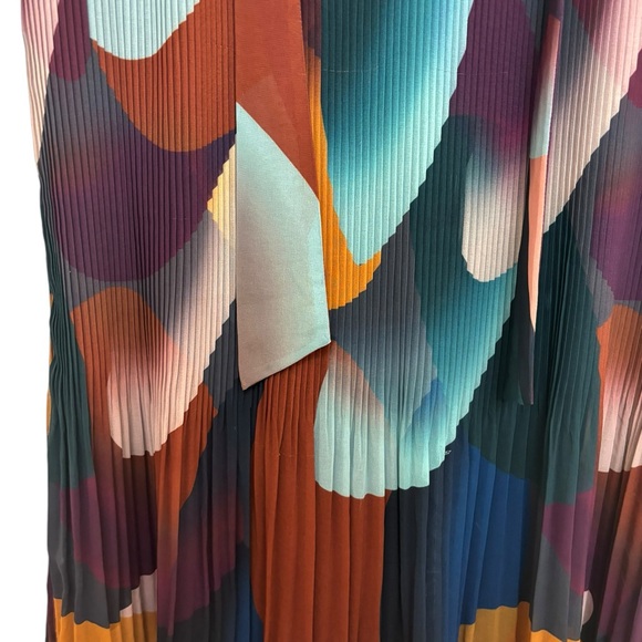 Beautiful DKNY Pleated Sleeveless Shift Dress - Picture 3 of 4